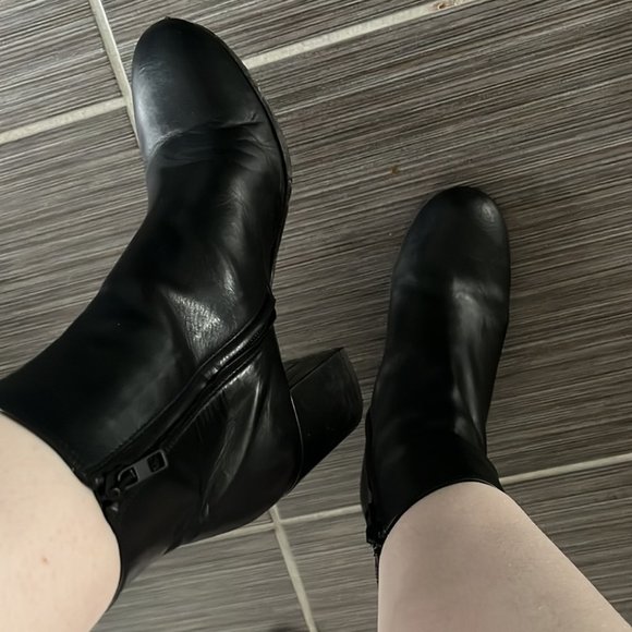 VINCE Genuine Leather Black Leather Booties - Picture 5 of 6